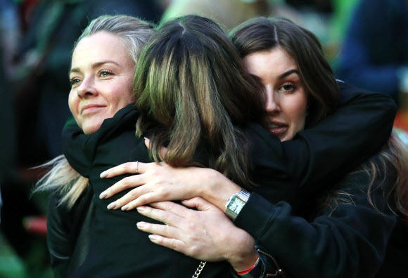 잉글랜드 축구팬들이 3일(현지시간) 영국 뉴캐슬에서 잉글랜드와 우크라이나의 ‘유로 2020’ 8강전 경기를 관람하고 있다. AP 연합뉴스