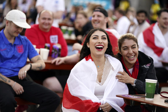 잉글랜드 축구팬들이 3일(현지시간) 런던 트라팔가 광장에서 ‘유로 2020’ 8강전 우크라이나와의 경기가 시작되기를 기다리고 있다. AP 연합뉴스