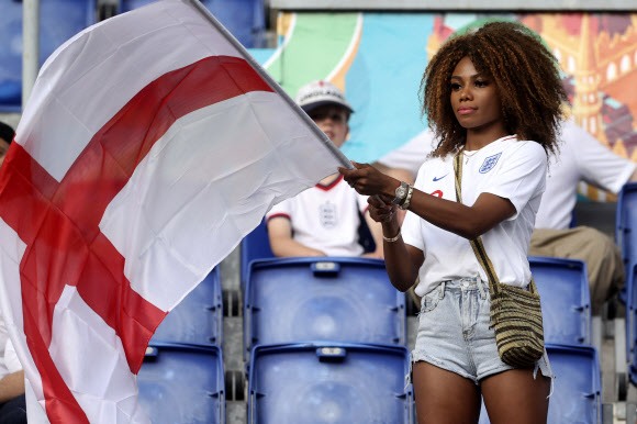 잉글랜드 축구팬이 3일(현지시간) 이탈리아 로마의 올림피코 스타디움에서 ‘유로 2020’ 우크라이나와의 8강전을 앞두고 국기를 흔들며 응원하고 있다. AP 연합뉴스