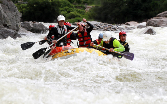 장맛비가 잠시 멈춘 4일 경남 함양군 휴천면 엄천강에서 래프팅 동호인들이 물살을 가르며 래프팅을 즐기고 있다. 2021.7.4  함양군 제공