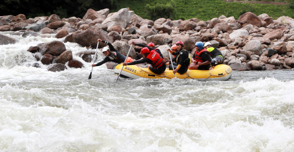 장맛비가 잠시 멈춘 4일 경남 함양군 휴천면 엄천강에서 래프팅 동호인들이 물살을 가르며 래프팅을 즐기고 있다. 2021.7.4  함양군 제공