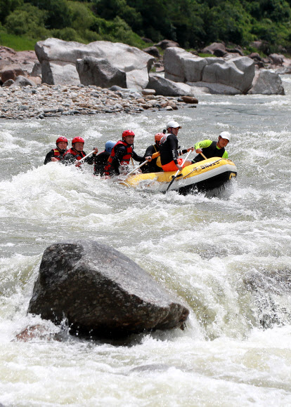 장맛비가 잠시 멈춘 4일 경남 함양군 휴천면 엄천강에서 래프팅 동호인들이 물살을 가르며 래프팅을 즐기고 있다. 2021.7.4  함양군 제공