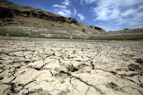 세계 최악의 물부족 국가 중 한 곳인 중동 예멘의 사나시 외곽 댐 저수지가 오랜 가뭄 때문에 3일 바닥이 완전히 말라붙어 있다. 사나 EPA 연합뉴스