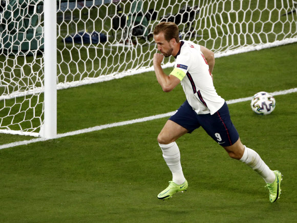 잉글랜드 대표팀의 해리 케인이 우크라이나와의 8강전 후반 5분 자신의 두 번째 골을 작렬한 뒤 손키스 세리머니를 펼치고 있다. 로마 로이터 연합뉴스