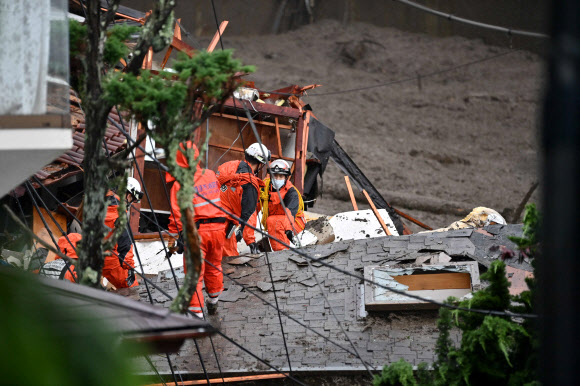 전날 일본 시즈오카현 아타미 마을을 덮친 산사태 현장에서 4일 구조대원들이 생존자를 찾기 위해 수색 및 구조 활동을 이어가고 있다. 아타미 AFP 연합뉴스 