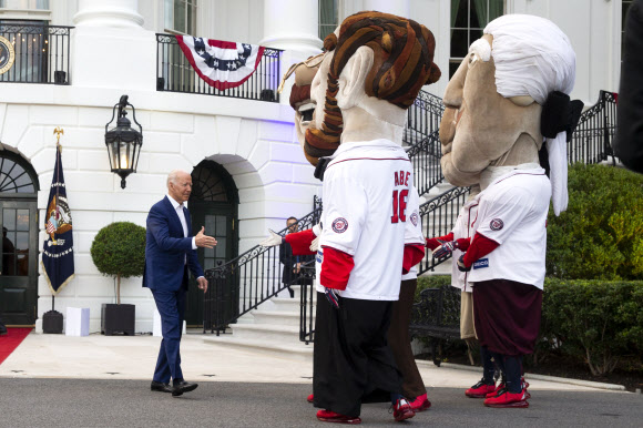 조 바이든 미국 대통령이 4일(현지시간) 백악관 사우스론에서  열린 독립기념일 행사 중 내셔널 야구 유니폼을 입은 전직 미국 대통령 복장을 한 사람들과 인사를 나누고 있다. EPA 연합뉴스