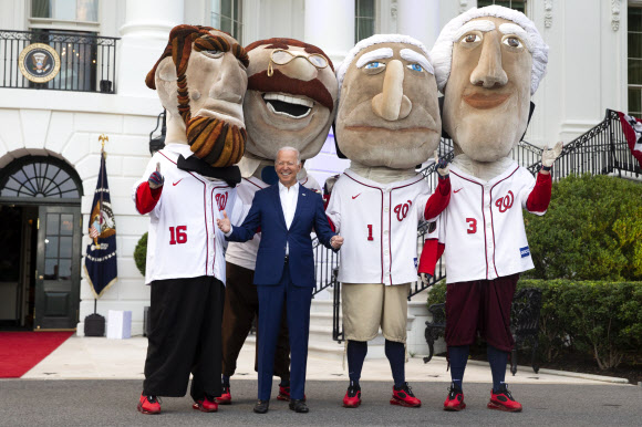 조 바이든 미국 대통령이 4일(현지시간) 백악관 사우스론에서  열린 독립기념일 행사 중 내셔널 야구 유니폼을 입은 전직 미국 대통령 복장을 한 사람들과 인사를 나누고 기념촬영을 하고 있다. EPA 연합뉴스