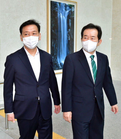 민주당 대선 경선 후보인 정세균 전 국무총리와 이광재 의원이 5일 국회 소통관에서 기자회견을 열고 정세균 전 총리로 후보 단일화 합의를 밝힌 뒤 회견장을 나서고 있다.2021. 7. 5 김명국 선임기자 daunso@seoul.co.kr