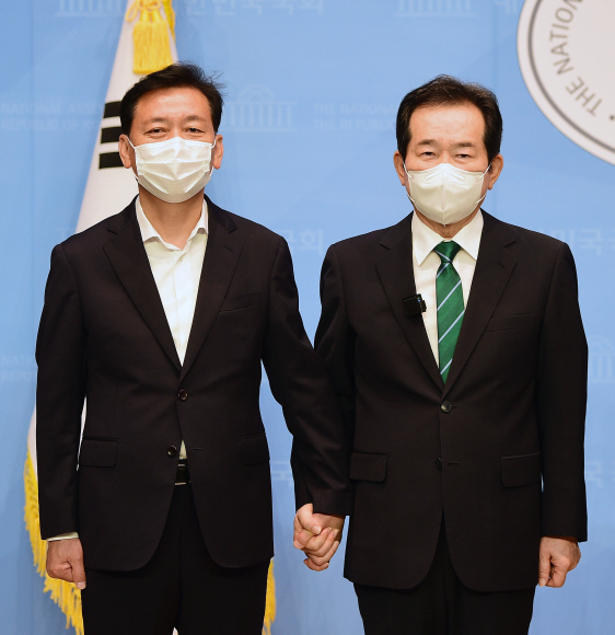 민주당 대선 경선 후보인 정세균 전 국무총리와 이광재 의원이 5일 국회 소통관에서 기자회견을 열고 정세균 전 총리로 후보 단일화 합의를 밝힌 뒤 포즈를 취하고 있다.2021. 7. 5 김명국 선임기자 daunso@seoul.co.kr