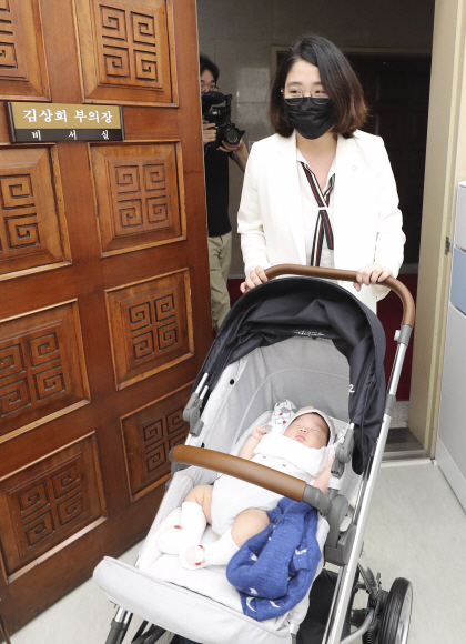 용혜인 기본소득당 의원이 5일 출산 후 서울 영등포구 국회에 출근해 김상희 국회부의장을 예방하기 위해 아이와 함께 부의장실로 들어서고 있다. 2021. 7. 5 김명국 선임기자 daunso@seoul.co.kr