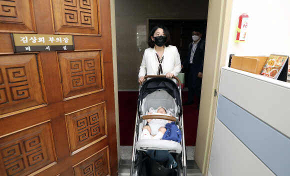 용혜인 기본소득당 의원이 5일 출산 후 서울 영등포구 국회에 출근해 김상희 국회부의장을 예방하기 위해 아이와 함께 부의장실로 들어서고 있다. 2021. 7. 5 김명국 선임기자 daunso@seoul.co.kr