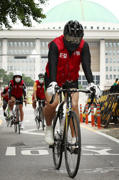 국회로 투쟁 라이딩하는 경륜선수들