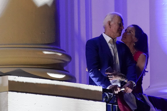 조 바이든(왼쪽) 미국 대통령이 4일(현지시간) 미국 워싱턴 DC에서 열린 독립기념일 기념식에서 친구, 가족, 방문객들과 함께 백악관 트루먼 발코니에서 불꽃놀이를 지켜보던 중 딸 애슐리 바이든(오른쪽)과 눈을 맞추고 있다. AP 연합뉴스