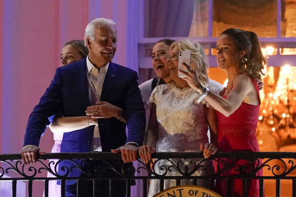 조 바이든(왼쪽) 미국 대통령, 질 바이든 영부인(가운데), 딸 애슐리 바이든(오른쪽), 손녀 피네건 바이든(왼쪽 뒤), 나오미 바이든이 4일(현지시간) 미국 워싱턴 DC의 백악관 발코니에서독립기념일 기념식 중 불꽃놀이를 지켜보며 사진을 찍고 있다. AFP 연합뉴스