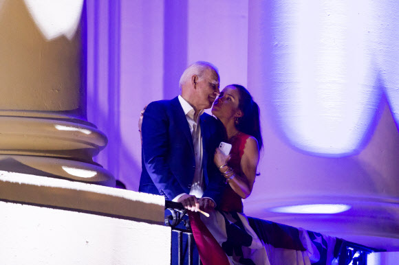 조 바이든(왼쪽) 미국 대통령이 4일(현지시간) 미국 워싱턴 DC에서 열린 독립기념일 기념식에서 친구, 가족, 방문객들과 함께 백악관 트루먼 발코니에서 불꽃놀이를 지켜보던 중 딸 애슐리 바이든(오른쪽)과 눈을 맞추고 있다. EPA 연합뉴스