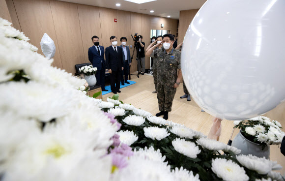 박인호 공군참모총장, 고 이 모 중사 추모소 조문