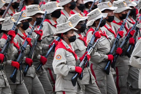 베네수엘라 독립 210주년을 기념하기 위해 군인들이 5일(현지시간) 베네수엘라 카라카스에서 열병식에 참가하고 있다. AFP 연합뉴스