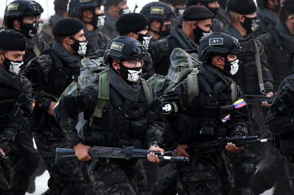 베네수엘라 독립 210주년을 기념하기 위해 군인들이 5일(현지시간) 베네수엘라 카라카스에서 열병식에 참가하고 있다. AFP 연합뉴스