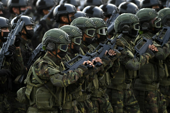 베네수엘라 독립 210주년을 기념하기 위해 군인들이 5일(현지시간) 베네수엘라 카라카스에서 열병식에 참가하고 있다. AP 연합뉴스