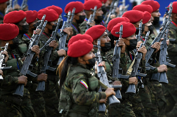 베네수엘라 독립 210주년을 기념하기 위해 군인들이 5일(현지시간) 베네수엘라 카라카스에서 열병식에 참가하고 있다. AP 연합뉴스