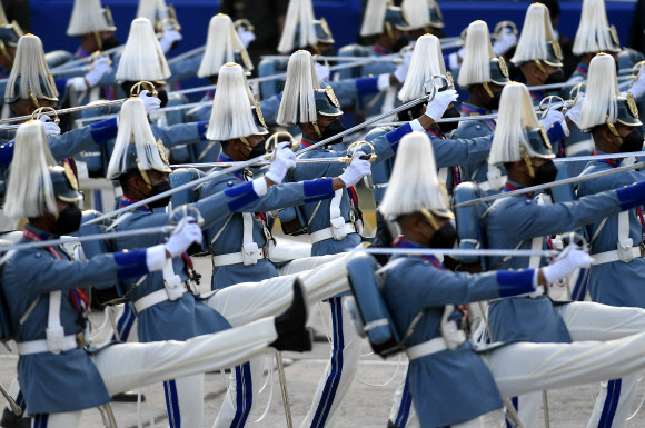 Air Force cadets march during a military parade marking Independence Day in Caracas, Venezuela, Monday July 5, 2021. Venezuela is marking 210 years of their declaration of independence from Spain. (AP Photo/Matias Delacroix)/2021-07-06 09:18:28/ <연합뉴스