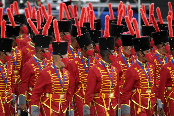 Hussars of the Presidential Honor Guard march during a military parade marking Independence Day in Caracas, Venezuela, Monday July 5, 2021. Venezuela is marking 210 years of their declaration of independence from Spain. (AP Photo/Matias Delacroix)/2021-07-06 08:49:07/ <연합뉴스