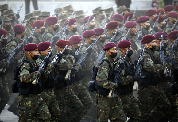 베네수엘라 독립 210주년을 기념하기 위해 군인들이 5일(현지시간) 베네수엘라 카라카스에서 열병식에 참가하고 있다. AP 연합뉴스