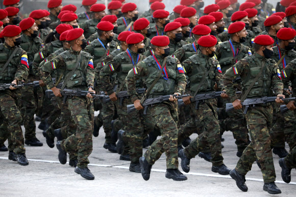 베네수엘라 독립 210주년을 기념하기 위해 군인들이 5일(현지시간) 베네수엘라 카라카스에서 열병식에 참가하고 있다. AP 연합뉴스