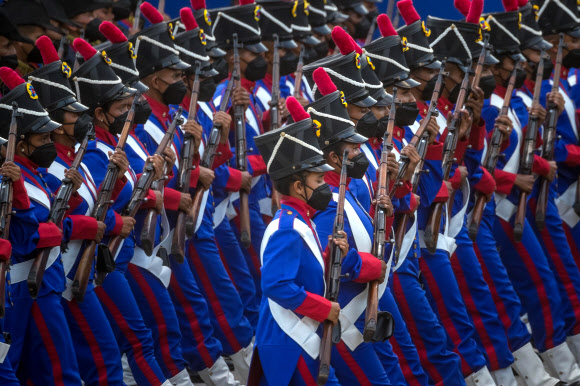 epa09324871 Members of the military participate in a parade for the 210th anniversary of the signing of the act of independence, in Caracas, Venezuela, 05 July 2021. In the parade, the protagonists were the military from the different branches and the Bolivarian National Militia, a body of uniformed civilians affected by Chavismo that has recently been incorporated into the Armed Forces as a ‘special component.’  EPA/Miguel Gutierrez/2021-07-06 11:21:55/ <연합뉴스