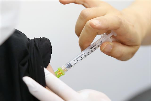 6일 서울 강남구 압구정로 코로나19 강남구 예방접종센터에서 한 시민이 화이자 백신을 접종하고 있다. 2021.7.6 뉴스1