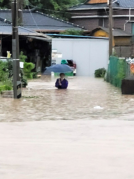 남부 강타한 폭우… 가슴까지 차오른 빗물 뚫고 대피