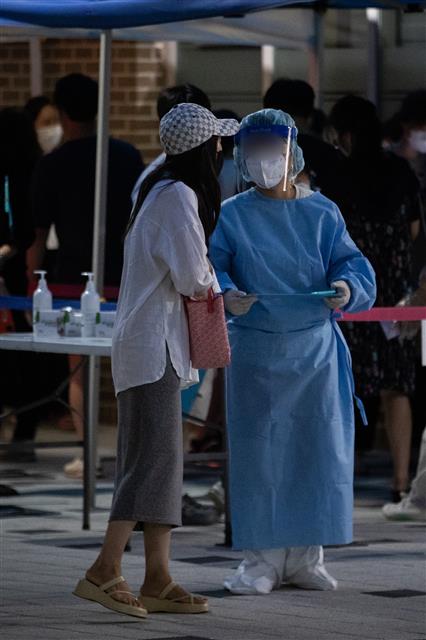 신종 코로나바이러스 감염증(코로나19) 확진자가 1,000명을 넘어선 6일 밤 서울 마포구보건소에 마련된 선별진료소가 늦은 시간까지 코로나19 검사를 기다리는 시민들로 붐비고 있다.  방역당국과 각 광역지방자치단체의 집계에 따르면 이날 0시부터 6시까지 전국 코로나19 확진자는 총 1,009명 발생한 것으로 확인됐다. 일일 신규 확진자 수가 1000명 대를 넘어선 것은 올해 1월 3일 1020명 이후 약 6개월 만이다. 하루 최다 확진자 수는 지난해 12월 25일 기록한 1240명이다. 2021.7.6 뉴스1