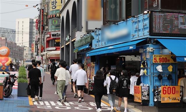 정부의 수도권 새 거리두기 적용 여부 발표를 하루 앞둔 6일 서울 홍대거리에서 시민들이 이동하고 있다. 2021.7.6 뉴스1
