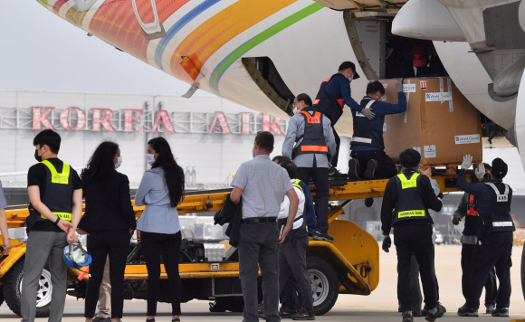 정부가 이스라엘과 ‘백신 스와프’를 체결하면서 확보한 코로나19 화이자 백신 70만회분이 7일 인천국제공항 화물터미널에 도착하고 있다. 2021. 7. 7 공항사진기자단