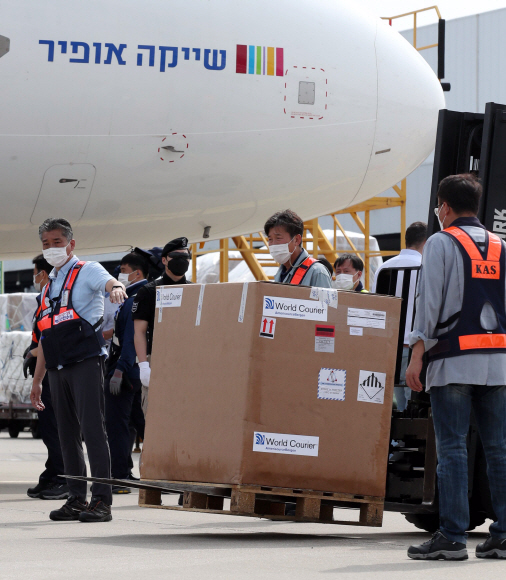 정부가 이스라엘과 백신 교환(스와프) 협약을 맺고 확보한 화이자사(社)의 신종 코로나바이러스 감염증(코로나19) 백신 70만회(35만명)분이 7일 인천국제공항으로 들어오고있다. 2021.7.7 공항사진기자단