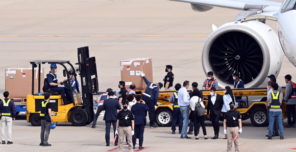 정부가 이스라엘과 백신 교환(스와프) 협약을 맺고 확보한 화이자사(社)의 신종 코로나바이러스 감염증(코로나19) 백신 70만회(35만명)분이 7일 인천국제공항 화물터미널에서 하기하고 있다.2021.7.7 공항사진기자단