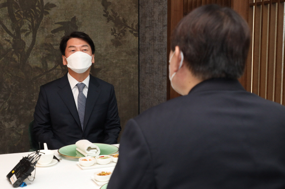 안철수 국민의당 대표가 7일 서울 종로구 한 중식당에서 윤석열 전 검찰총장과 오찬 회동을 하고 있다.2021. 7. 7 국회사진기자단
