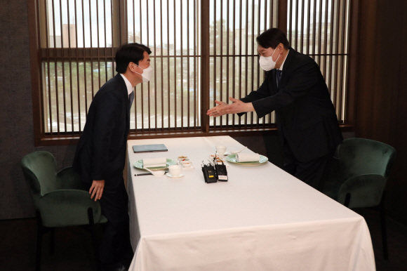 안철수 국민의당 대표(왼쪽)와 윤석열 전 검찰총장이 7일 서울 종로구 한 중식당에서 오찬 회동을 하고 있다.2021. 7. 7 국회사진기자단