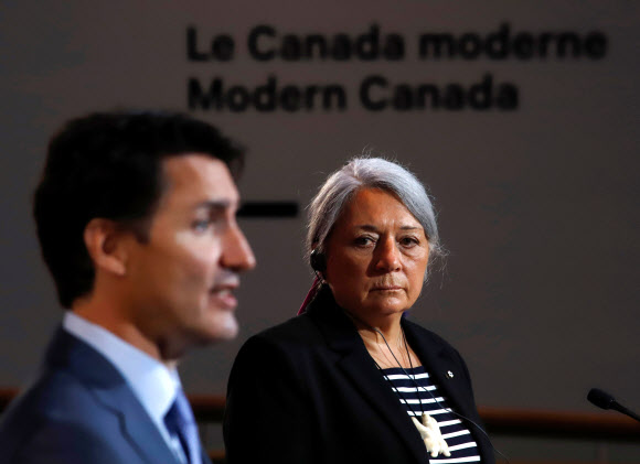 캐나다 최초의 원주민 출신 총독이 된 메리 사이먼(오른쪽)이 6일(현지시간) 퀘벡주 가티노에서 쥐스탱 트뤼도 총리의 지명 연설을 듣고 있다. 가티노 로이터 연합뉴스