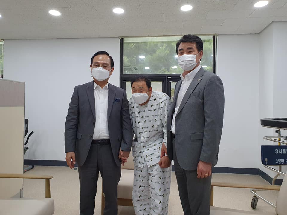 재활 중인 이봉주 선수가 박상돈 천안시장(왼쪽), 한남교 천안시체육회장(오른쪽)과 손을 잡고 사진을 찍었다.  박상돈 시장 페이스북