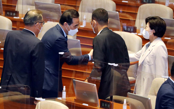 축하 받는 박홍근 의원