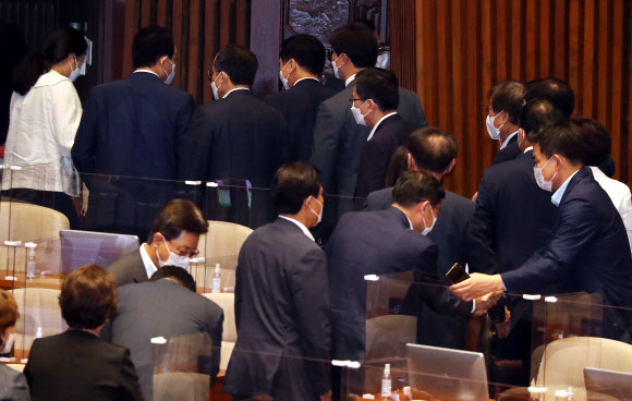 본회의 퇴장하는 국민의힘 의원들
