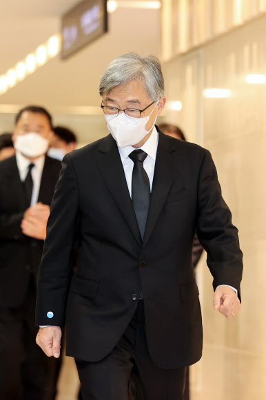 취재진 향해 인사하는 최재형