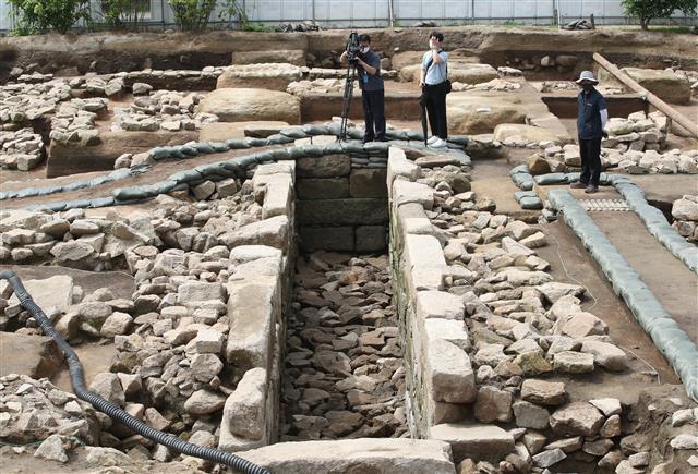 ‘경복궁 내 정화시설 갖춘 대형 화장실 발굴’