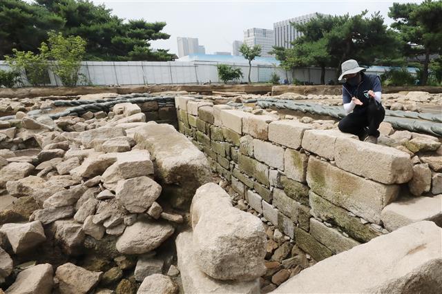 경복궁 내 대형 화장실 확인....궁내 화장실 유구 최초 발굴