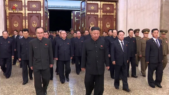 살 빠진 김정은, 김일성 사망 27주기 맞아 간부들과 참배