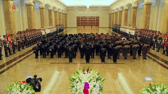 북한 금수산궁전 참배 맨 앞줄엔 4명만…상무위원회 당분간 ‘4인 체제’ 되나