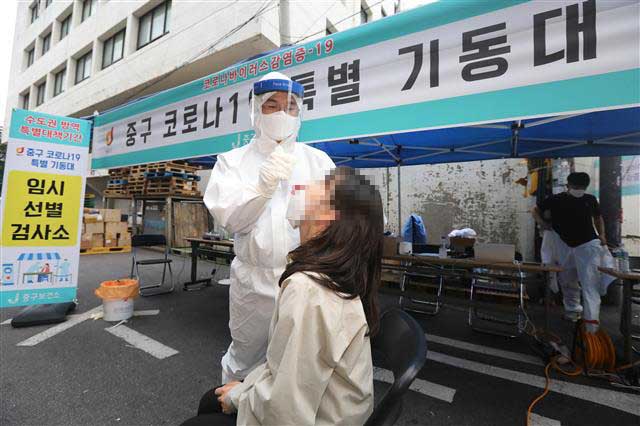 지난 7일 오후 서울 중구 을지로 노가리골목에 차려진 ‘선별검사 기동대’에서 코로나19 선제검사를 하고 있다. 중구 제공