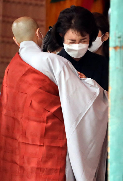 1주기 참석한 부인 강난희 씨