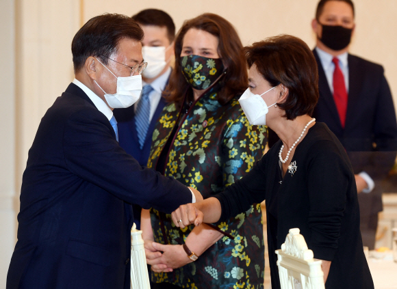 문재인 대통령이 9일 청와대 본관에서 열린 미 의회 코리아스터디 그룹(CSGK) 대표단 접견에서 영 킴 공동의장과 팔꿈치 인사를 하고 있다. 2021.7.9 도준석 기자 pado@seoul.co.kr